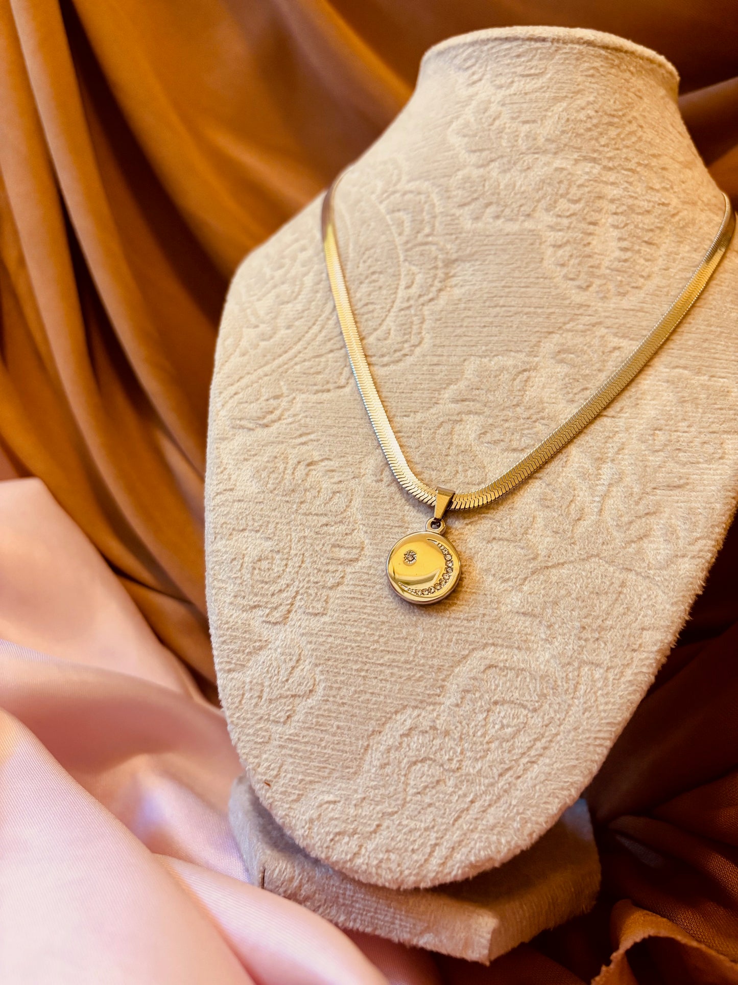 Mond Necklace